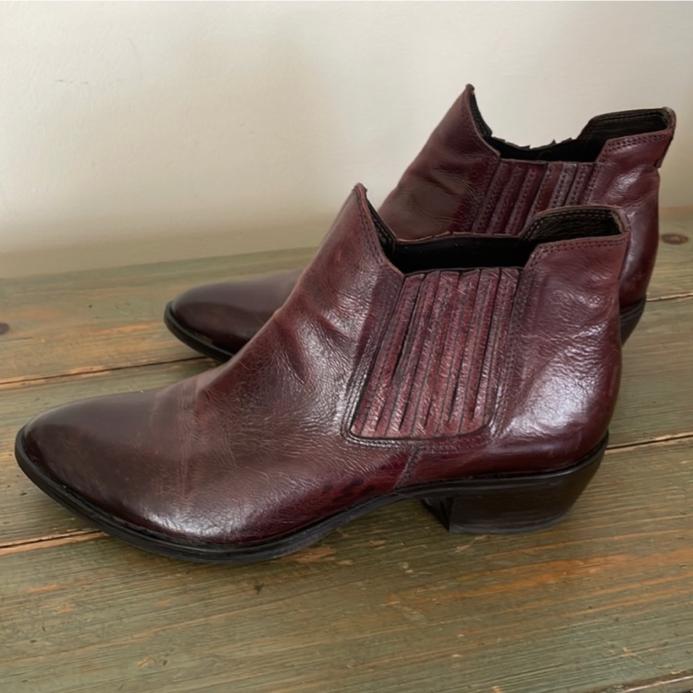 KBR burgundy size 8.5 ankle boots